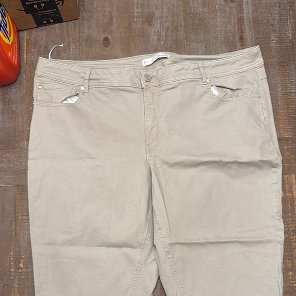 Cato Women's Khaki Capri - Picture 1 of 4